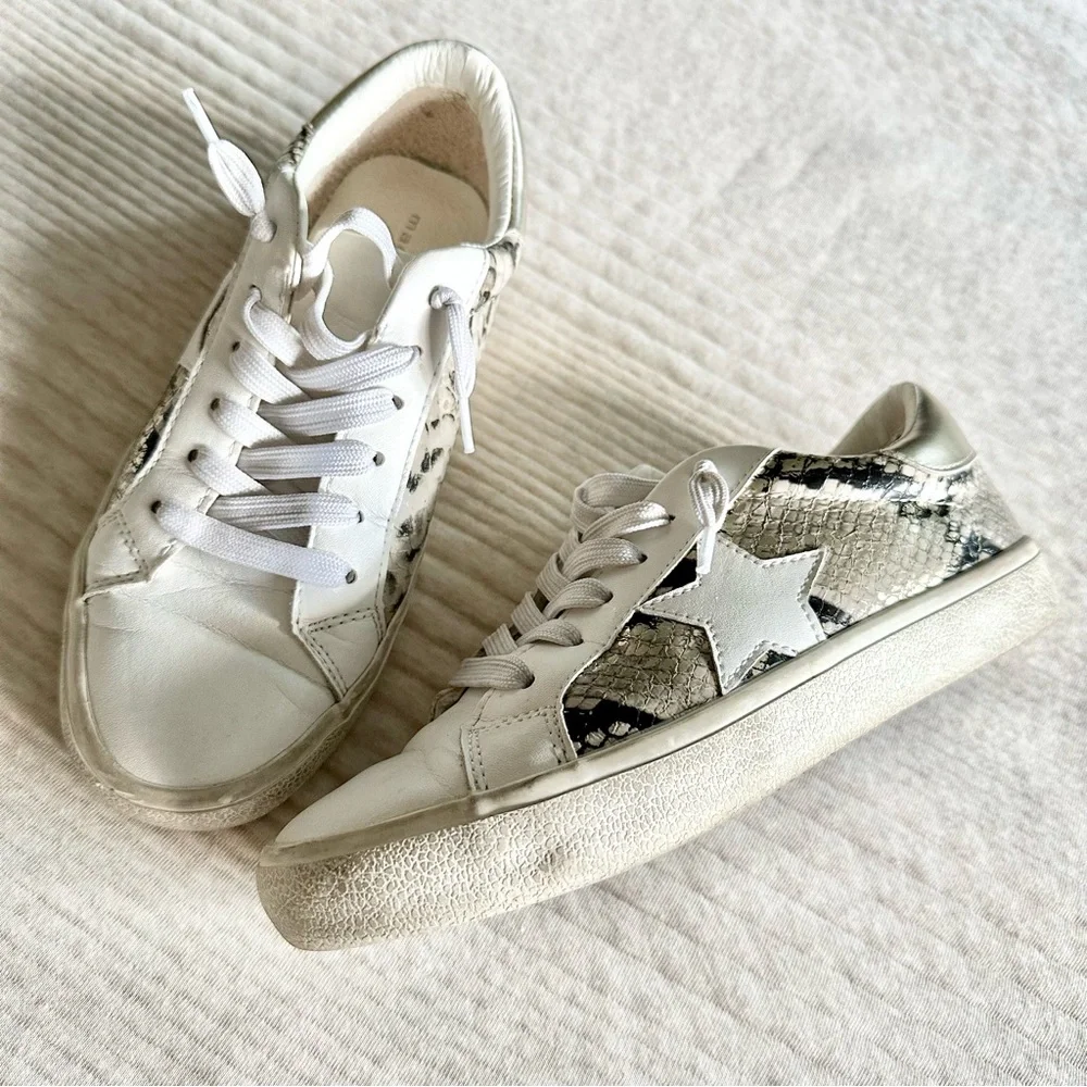 | steve madden • white multi snakeskin star sneaker • size 6 |